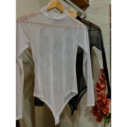 Body Tule Listrado com Fio – Transparência e Elegância nas Cores Preto e Branco