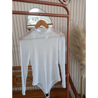Body Tule Listrado com Fio – Transparência e Elegância nas Cores Preto e Branco